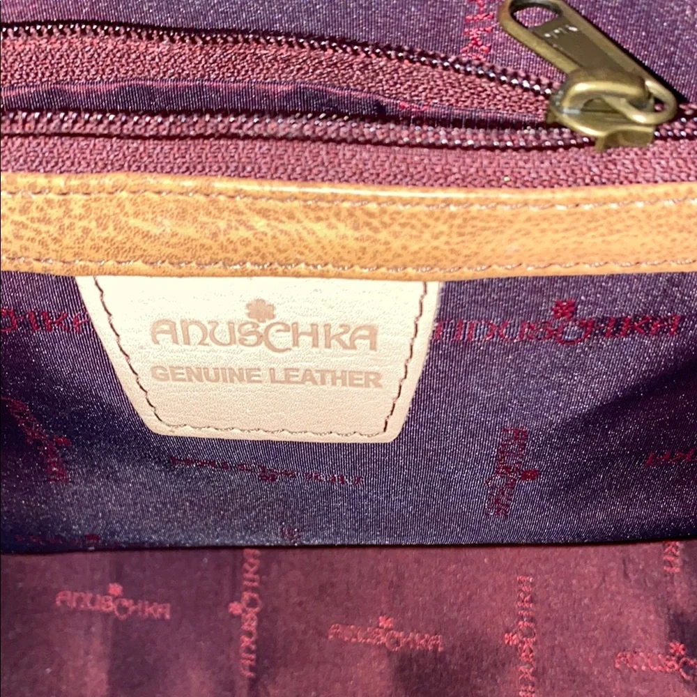 AnuschkaStylish Tote Bag with Durable Material and Spacious Design - Picture 4 of 11